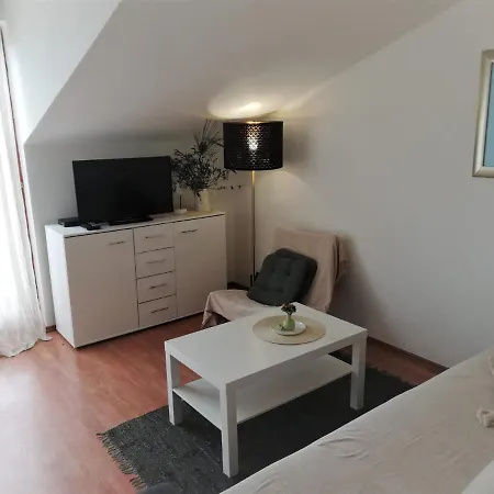 Apartment Matea - 20M From The Beach Cesarica Exterior foto