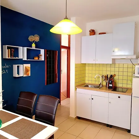 Apartment Matea - 20M From The Beach Cesarica Exterior foto