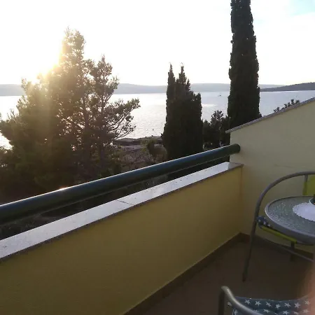 Apartment Matea - 20M From The Beach Cesarica Exterior foto
